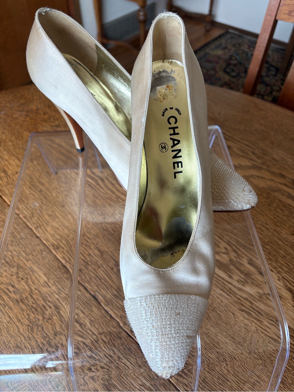CHANEL Vintage Cream Satin Pointed Toe Pumps with Textured Cap Size 39 EU/8.5 US